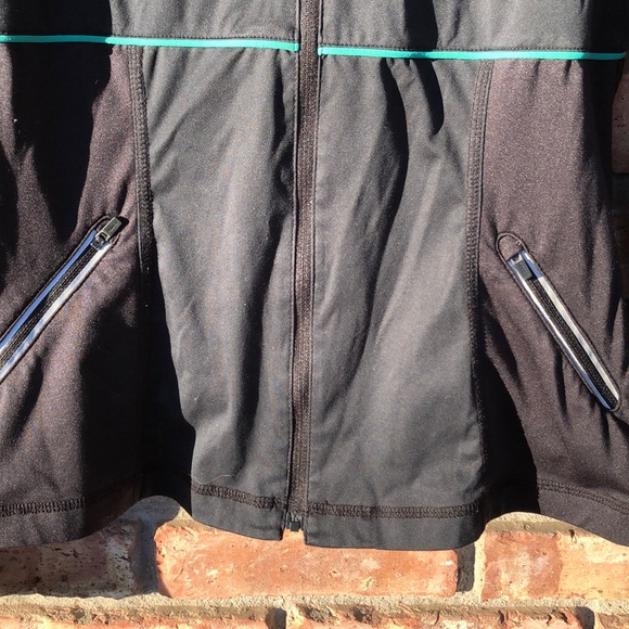 Athleta running jacket Back pouch,lots of pocket - Picture 3 of 8